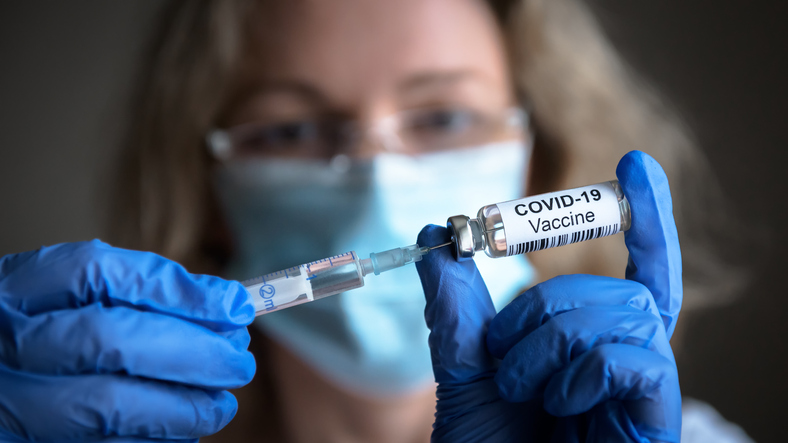 Qué medicamentos son compatibles con las vacunas de la COVID-19? - Clínica  Dental Gaudí