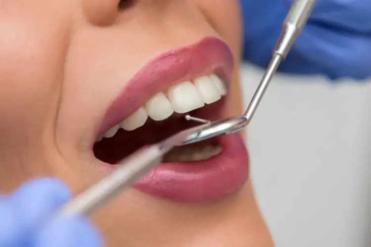 Revisión dental en Terrassa: qué es, qué incluye y cada cuánto deberías hacerte una. ¡Pide tu cita ahora y hazte la tuya!