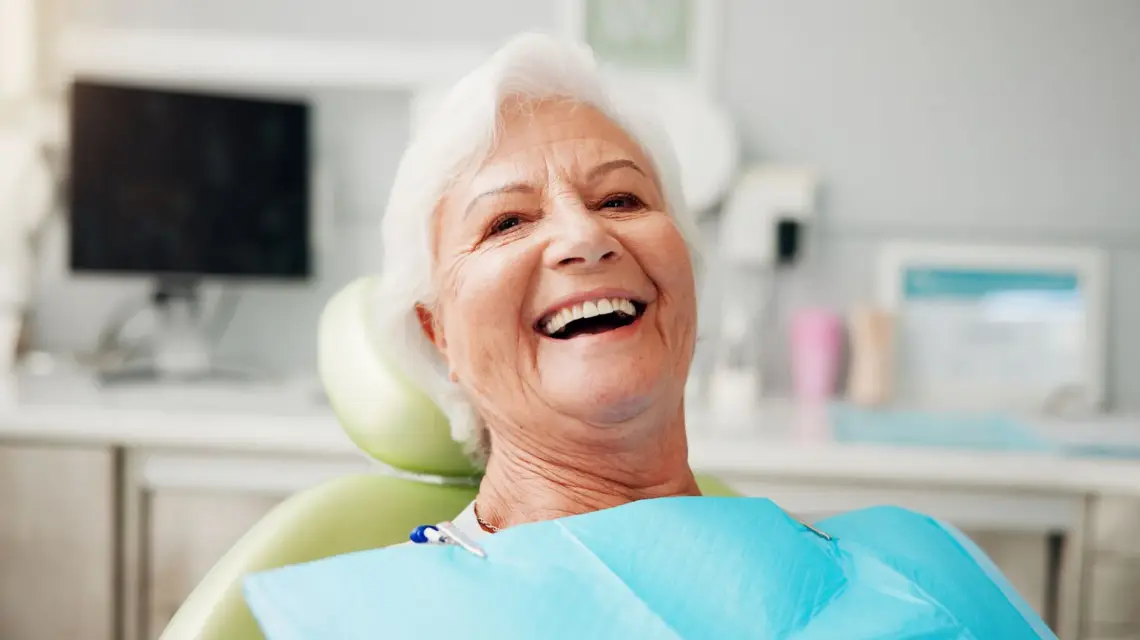 Salud dental en adultos mayores Terrassa Prevención desde los 50, riesgos comunes y consejos expertos para cuidar tu sonrisa.