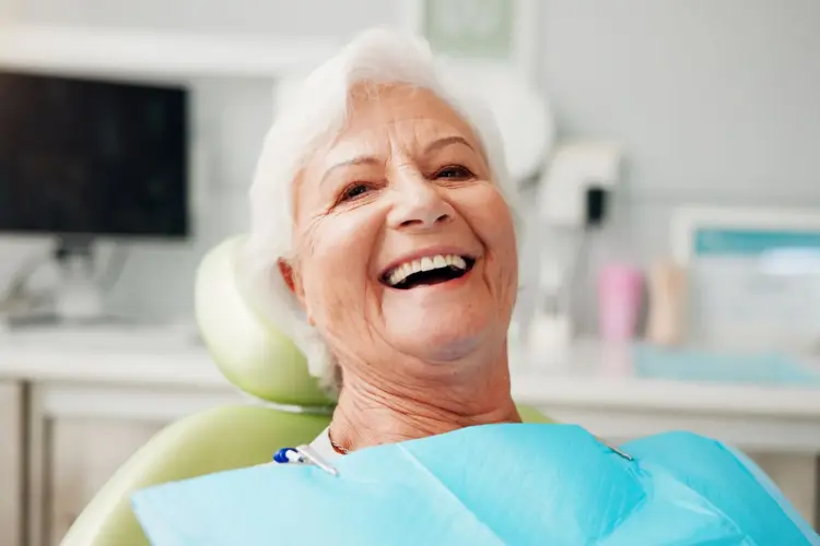 Salud dental en adultos mayores Terrassa Prevención desde los 50, riesgos comunes y consejos expertos para cuidar tu sonrisa.
